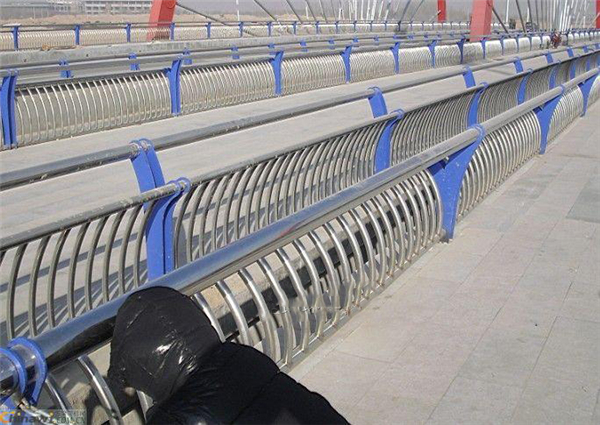 荣昌不锈钢复合管护栏一种安全而耐用的防护解决方案