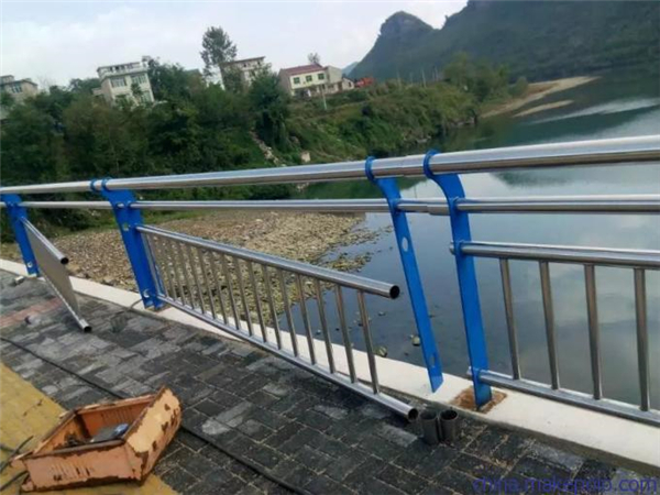 荣昌不锈钢复合管护栏是一种卓越的防护材料